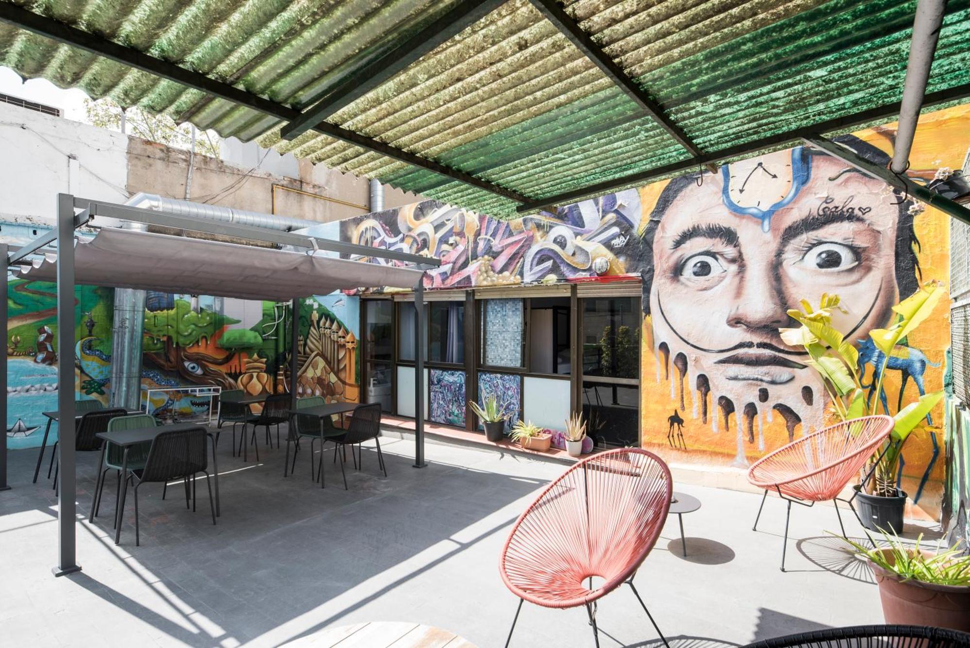 No Limit Hostel Graffiti — Photos 1